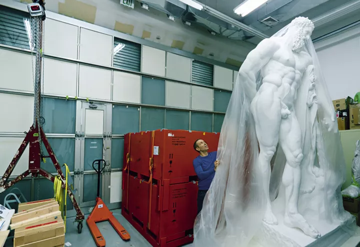Кунс со своей неоконченной работой – статуей Геркулеса Фарнезского из серии Gazing Ball, 2013
