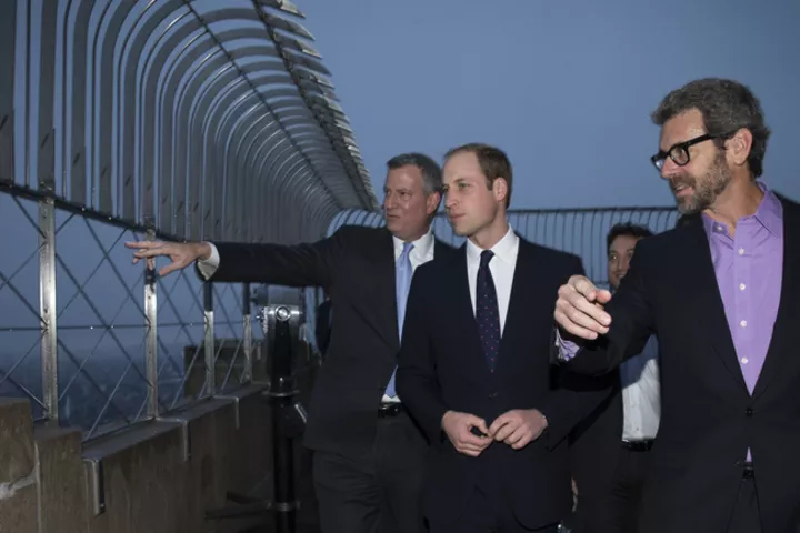 мер Нью-Йорка Билл де Блазио и владелец Эмпайр-стейт-билдинг Энтони Малкин проводят экскурсию для принца Уильяма