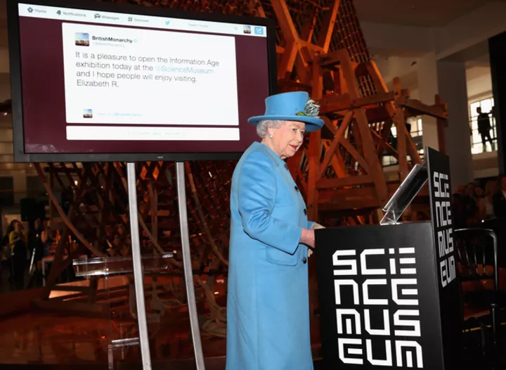 Королева Великобритании Елизавета II отправляет первый твит в официальном Twitter-профиле Виндзорского дворца