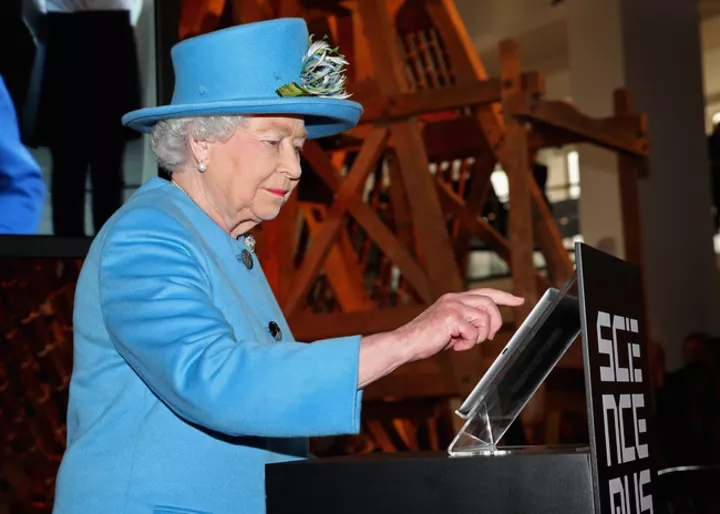 Королева Великобритании Елизавета II отправляет первый твит в официальном Twitter-профиле Виндзорского дворца