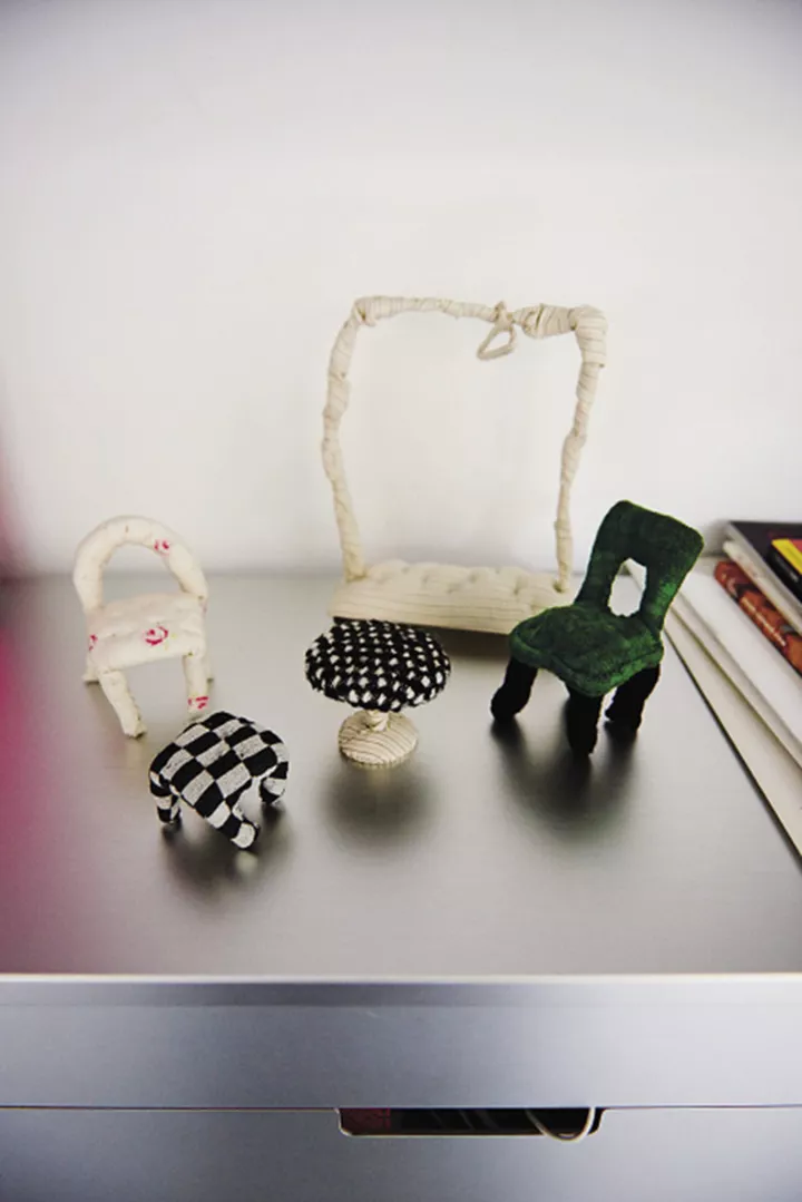 На комоде возле стола Консуэло – коллекция миниатюрной мебели, обшитой тканями Marni. 