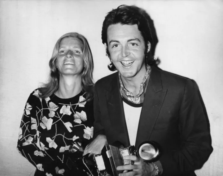 По Маккартни и Линда Маккартни на церемонии "Грэмми" в 1971 году: Маккартни получает награду за композицию Beatles "Let it be"