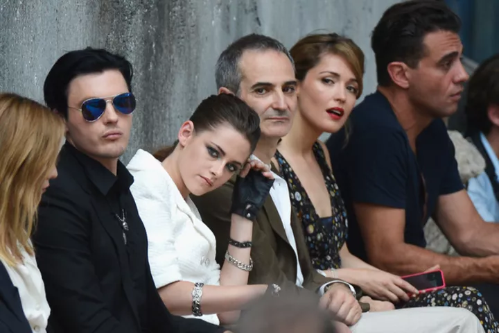 Ванесса Паради, Оливье Ассаяс и Кристен Стюарт на показе Chanel в рамках Парижской недели моды (2014)