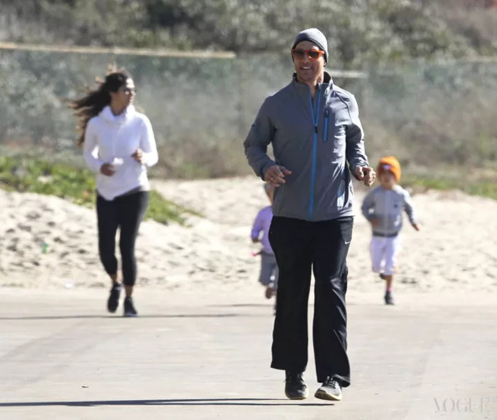Мэттью Макконахи с женой и детьми на пробежке