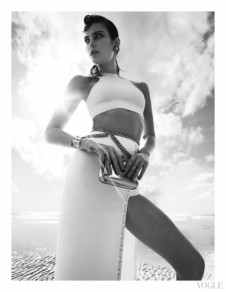 Топ-модель Кэтрин Макнил в съемке Greg Kadel для июньского Vogue