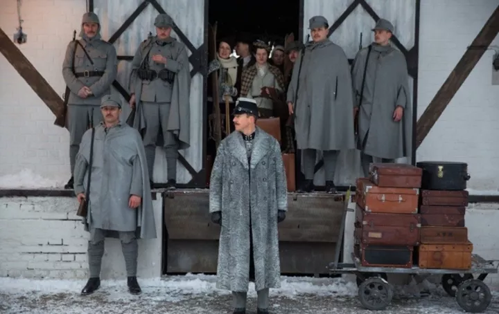 Эдвард Нортон и багаж Prada, кадр из фильма