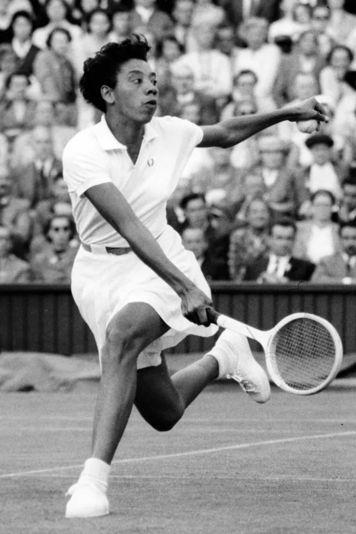 Алтея Гибсон в теннисной юбке