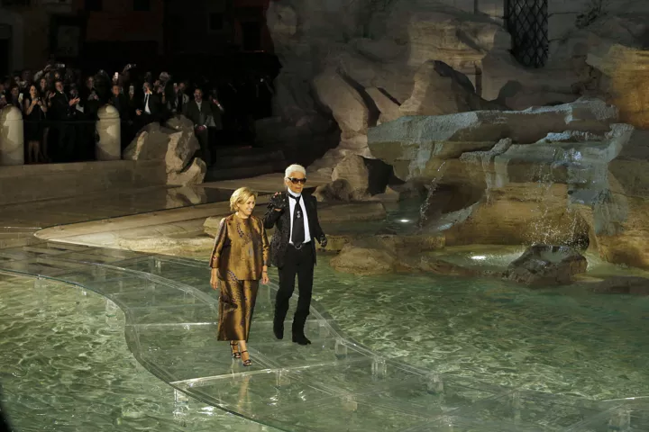 Сильвия Вентурини Фенди и Карл Лагерфельд идут по подиуму на юбилейном показе Fendi на фонтане Треви, 2016
