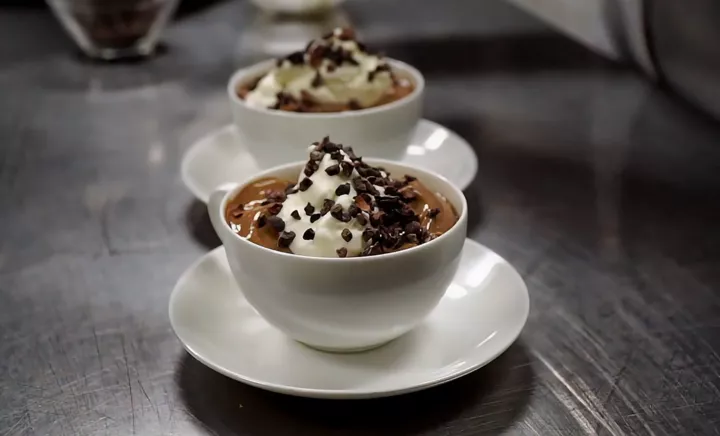 Шоколадно-кофейное мороженое с тертым шоколадом и взбитыми сливками.