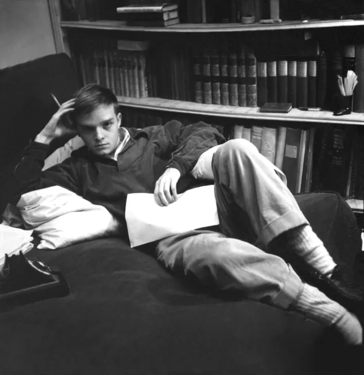 Трумен Капоте лежит в своей квартире с карандашом, бумагой и телефоном рядом, Vogue, 1946