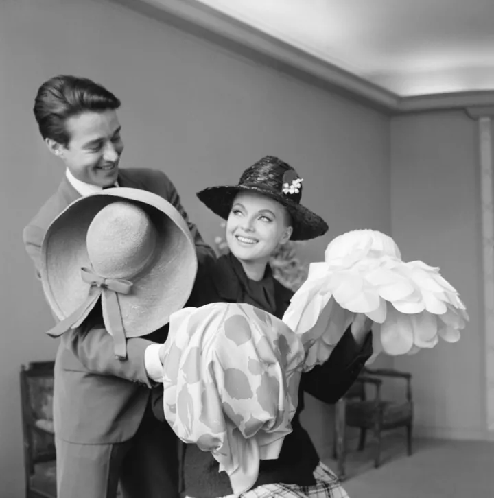 Холстон и итальянская кинозвезда Вирна Лизи во время примерки шляп, 1964