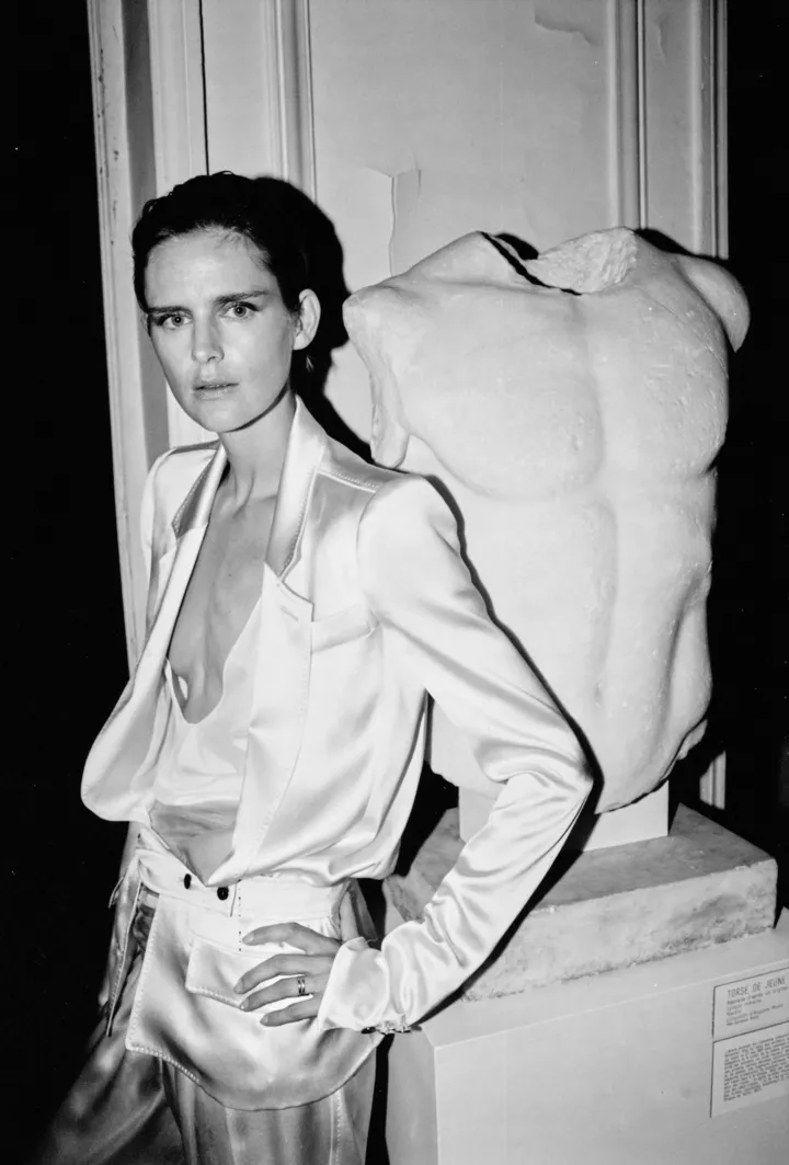 Стелла Теннант в костюме Yves Saint Laurent в  съемке Vogue, 2003