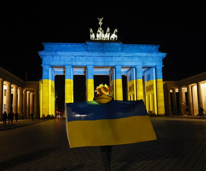Браденбургские ворота окрасились в желто-синий цвет