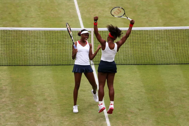 Сестри Вільямс святкують золоту медаль у жіночому парному тенісному розряді на Олімпіаді-2012 в Лондоні