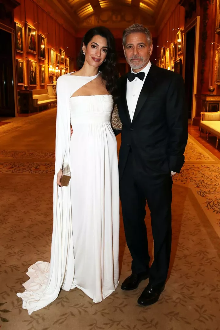 Амаль Клуні у кутюрній сукні Jean-Louis Scherrer by Stephane Rolland 2007 року під час вечері Prince’s Trust у Букінгемському палаці, березень 2019 року 