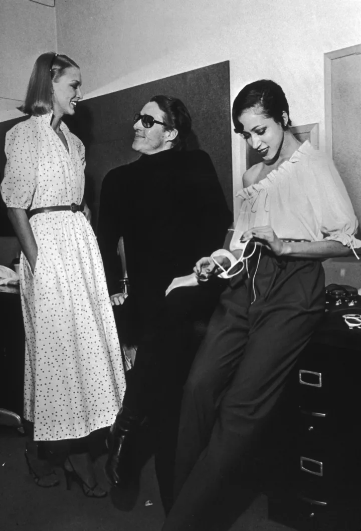 Холстон с моделями перед шоу в Нью-Йорке, 1978