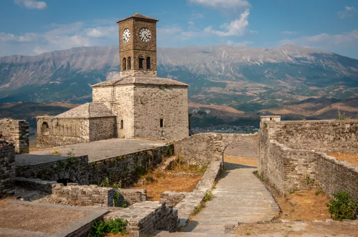 Крепость Гирокастры в Албании на фоне гор.
