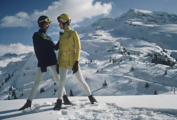 Две женщины позируют на горе в Альпах, 1967