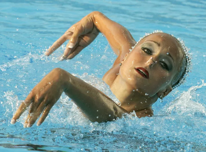Американка Кристина Джонс во время выступления в финальных соревнованиях по синхронному плаванию в произвольной соло программе на XI чемпионате мира по водным видам спорта 2005 года 