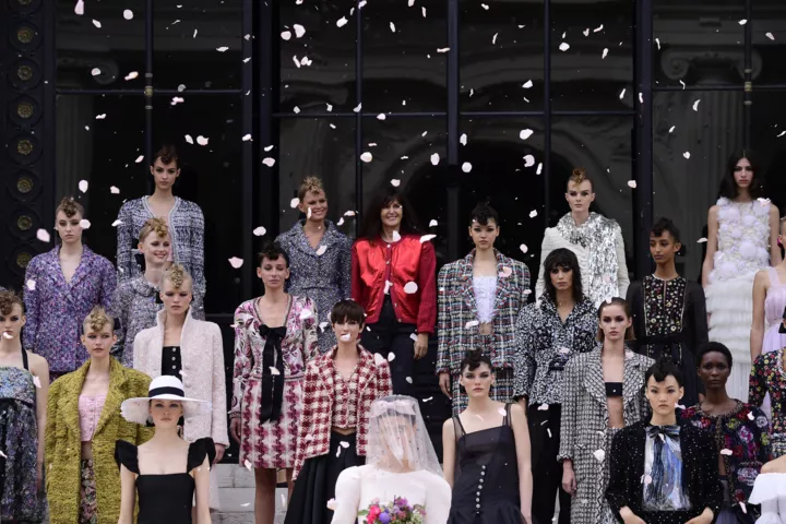  Виржини Виар в финале шоу Chanel Haute Couture осень-зима 2021/2022 
