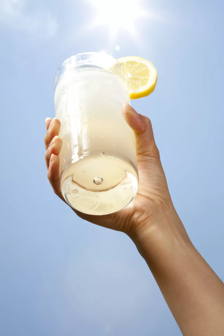 Стакан лимонада в руке – лучшее, что есть летом.