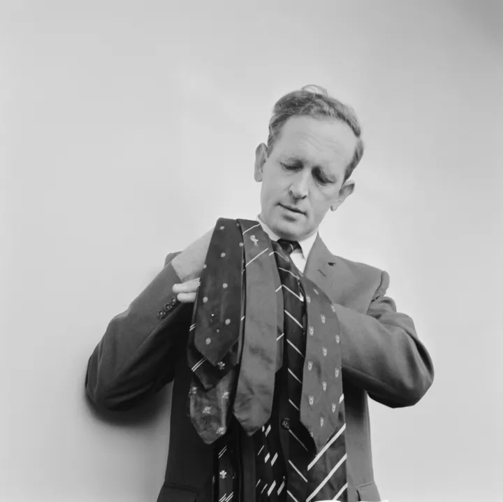 Мюррей Хеджкок выбирает галстук, Великобритания, 21 октября 1968 года