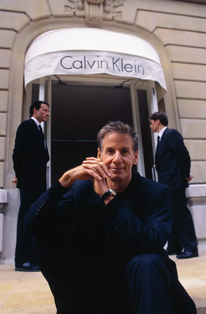 Кельвин Кляйн возле своего бутика Авеню Монтень в Париже, 1997