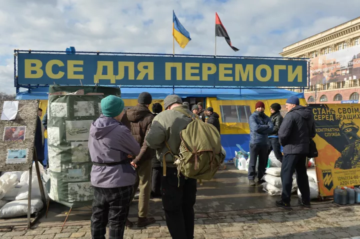 Українські волонтери збирають речі для потребуючих у своєму центрі у Харкові, 27 лютого 2022 року