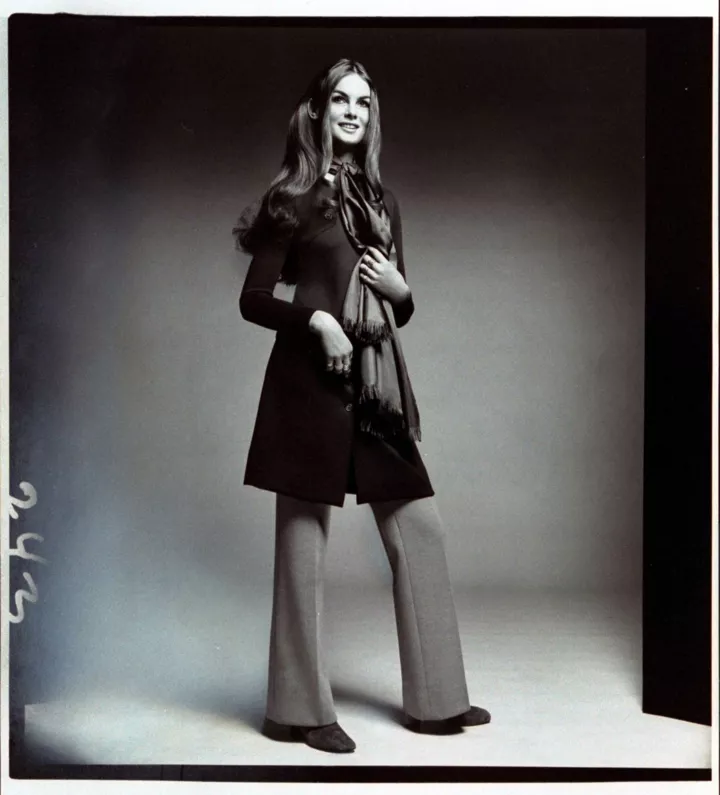 Джин Шримптон втунике и брюках Halston в съемке Vogue, 1969