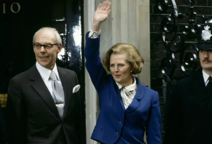 Маргарет Тэтчер с мужем на Даунинг-стрит после ее победы на выборах 4 мая 1979 года в Лондоне