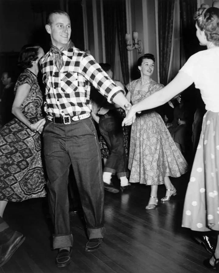 Принц Филипп танцует в  Ридо-холле, Оттава, Онтарио, Канада, 11 октября 1951 года