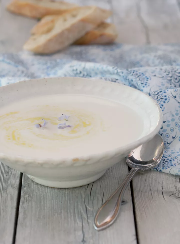Холодный белый суп в красивой посуде.