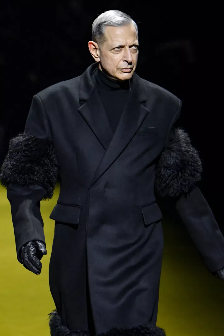 Джефф Голдблюм на подиуме Prada Menswear осень-зима 2022/2023