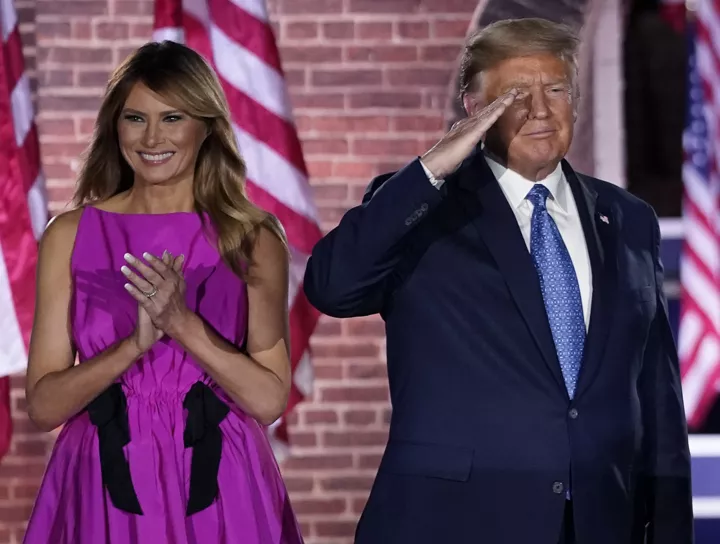 Мелания Трамп на съезде республиканской партии в платье цвета фуксии