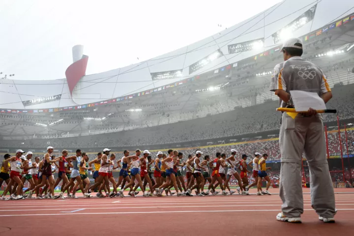 Спортсмены соревнуются в мужской ходьбе на 50 км на Национальном стадионе 