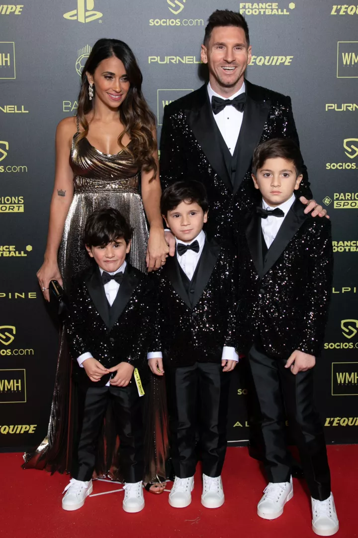 Антонелла Рокуццо, Лионель Месси и их дети Чиро, Матео и Тьяго на церемонии вручения премии 