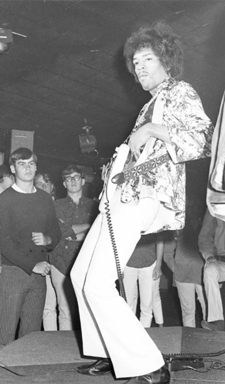 Джими Хендрикс выступает в клубе Fifth Dimension 15 августа 1967