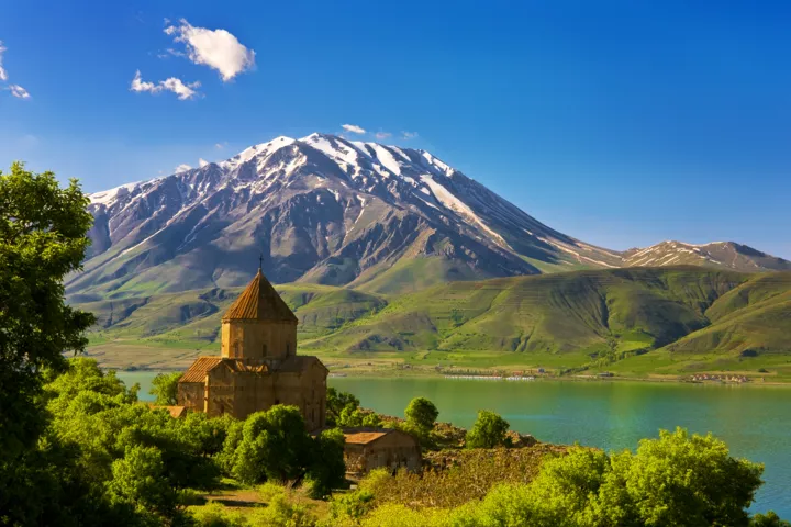 Озеро Ван окружено горами, а на его берегу стоит армянская церковь.