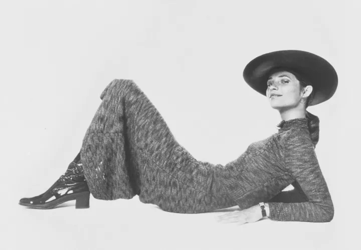 Актриса Шарлотта Рэмплинг, одетая в вязаный свитер, юбку и широкополую шляпу Halston в съемке для Vogue, 1970