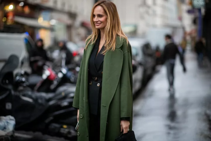 Классическое пальто зеленого цвета сделает образ элегантным и современным.