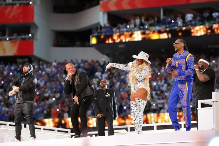 Эминем, Dr. Dre,  Кендрик Лемар, Мэри Джей Блайдж, Snoop Dogg и 50 Cent во время выступления на Супербоуле 2022