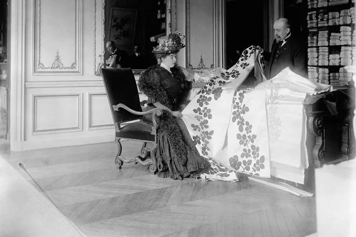 Выбор ткани парижским топ-дизайнером Чарльзом Фредериком Уортом, 1907