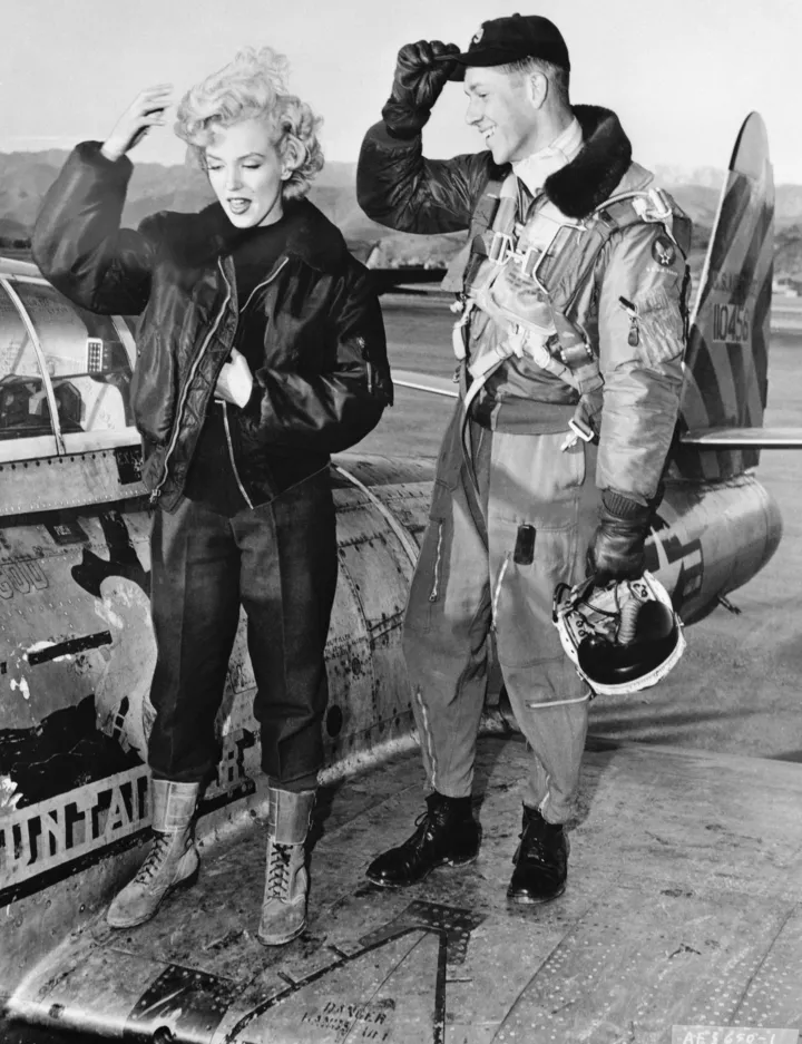 Мерилін Монро та 2-й лейтенант Гарднер Х. Сноу на крилі F-84 Thunderjet ВВС США обговорюють бойові дії в Кореї, 27 лютого 1954 рік