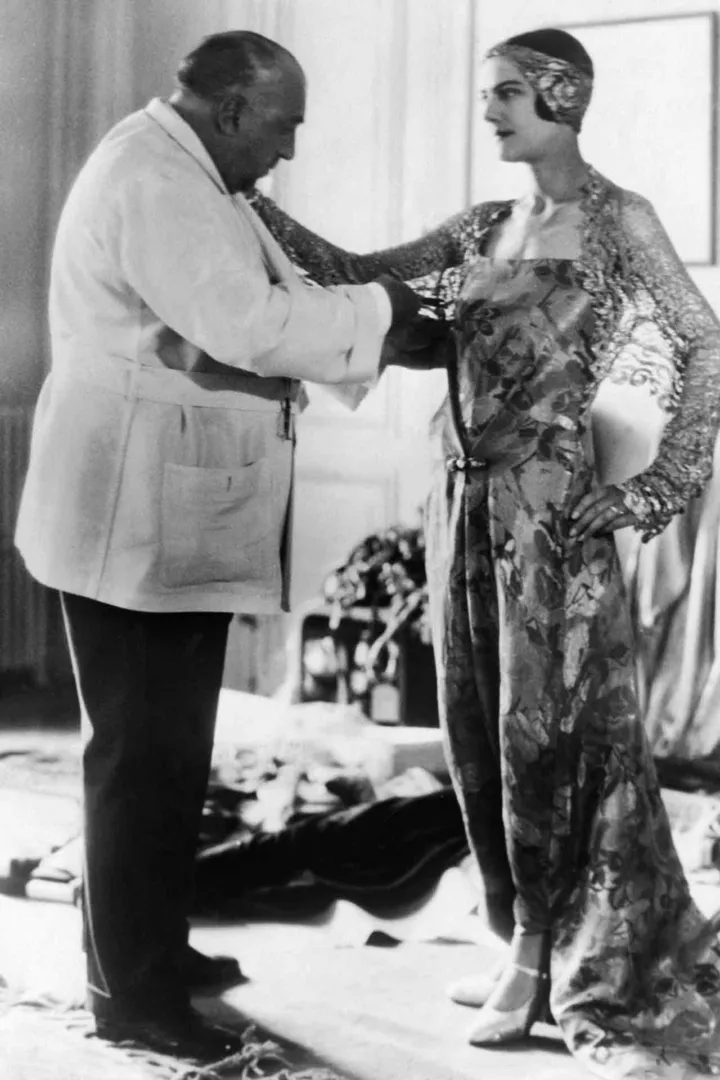 Всемирно известный парижский модельер Поль Пуаре во время примерки одного из своих платьев, 1930