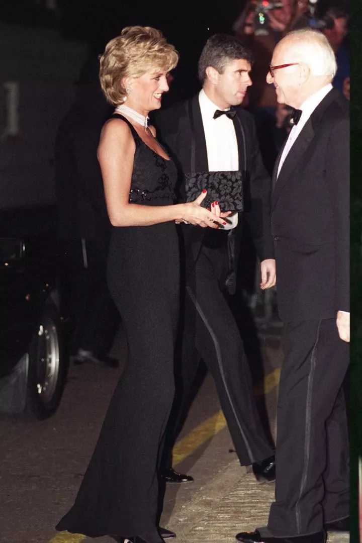 Принцеса Діана у сукні Jacques Azagury на гала-вечорі на підтримку дослідження раку, листопад 1995 року 