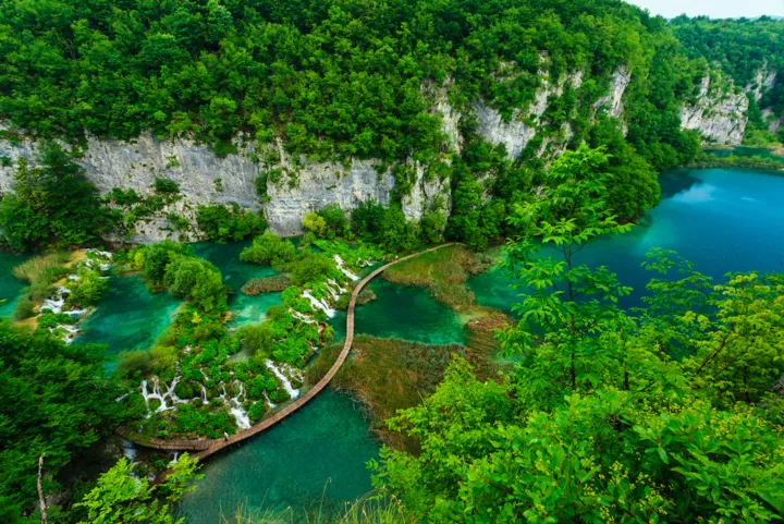Хорватский природный парк Плитвицкие озера впечатляет водопадами и красотой природы.