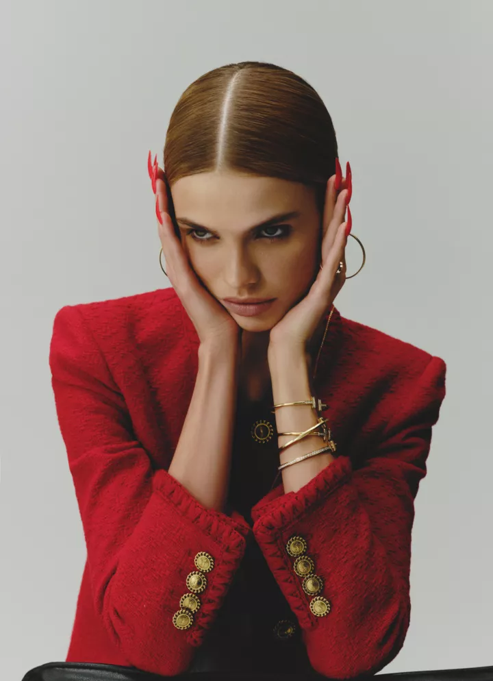 Серьги, браслеты, кольцо — все Tiffany T, золото; пиджак — Saint Laurent (kameron.ua)