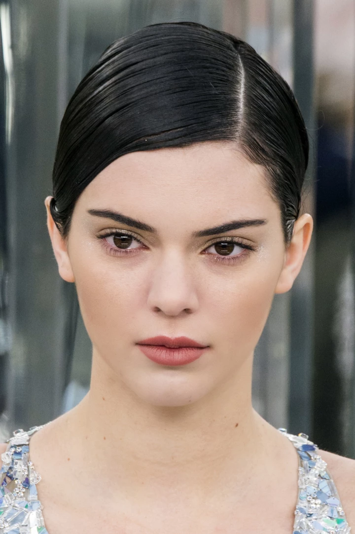 <b>волосы гладкие собранные</b>