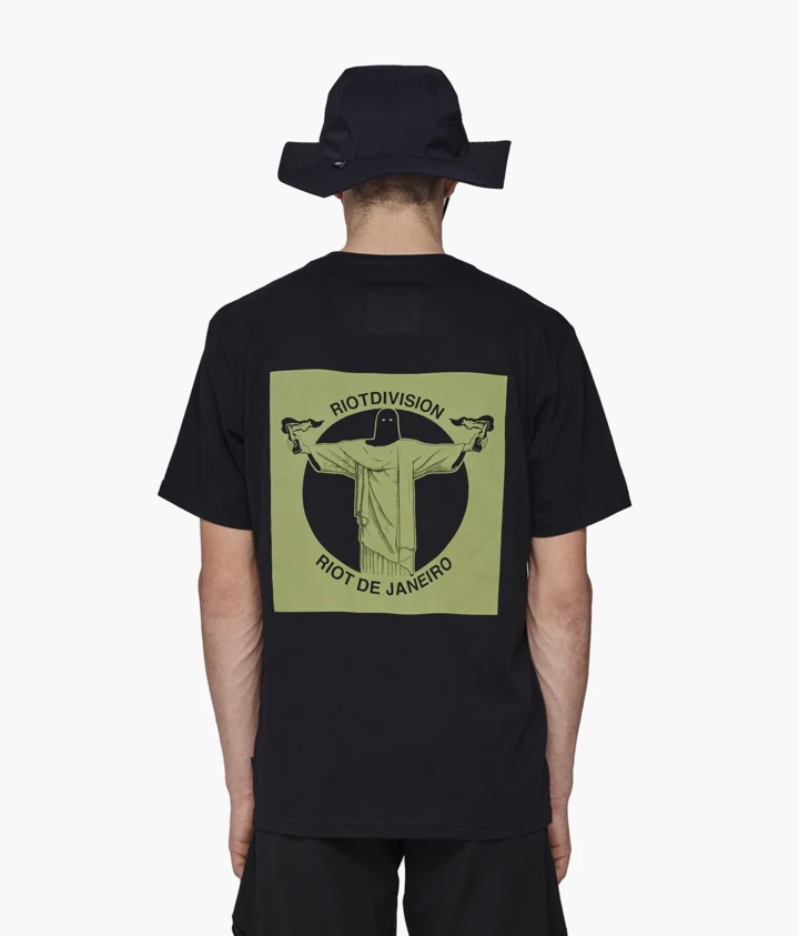 <b>Riot t</b>