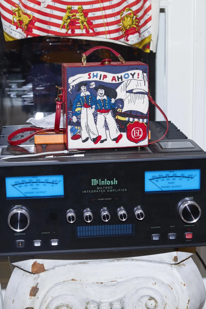 <b>КэролайнБрашНильсен</b>